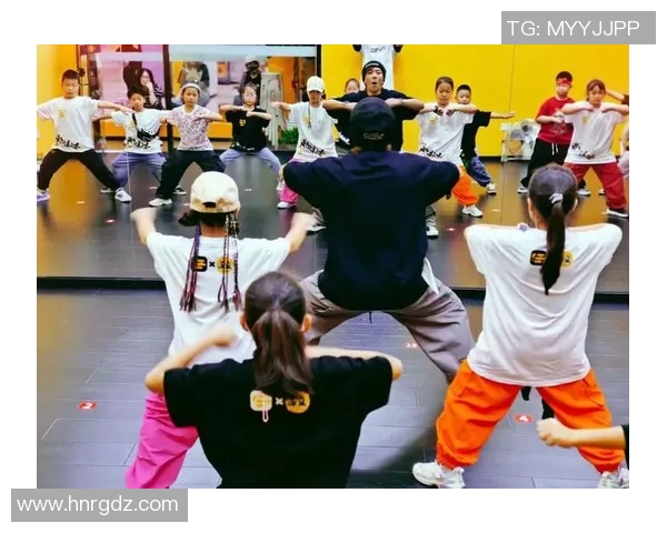 街舞热潮:深入探讨杭州街舞队的默契配合与团队精神 街舞热潮:深入探讨杭州街舞队的默契配合与团队精神